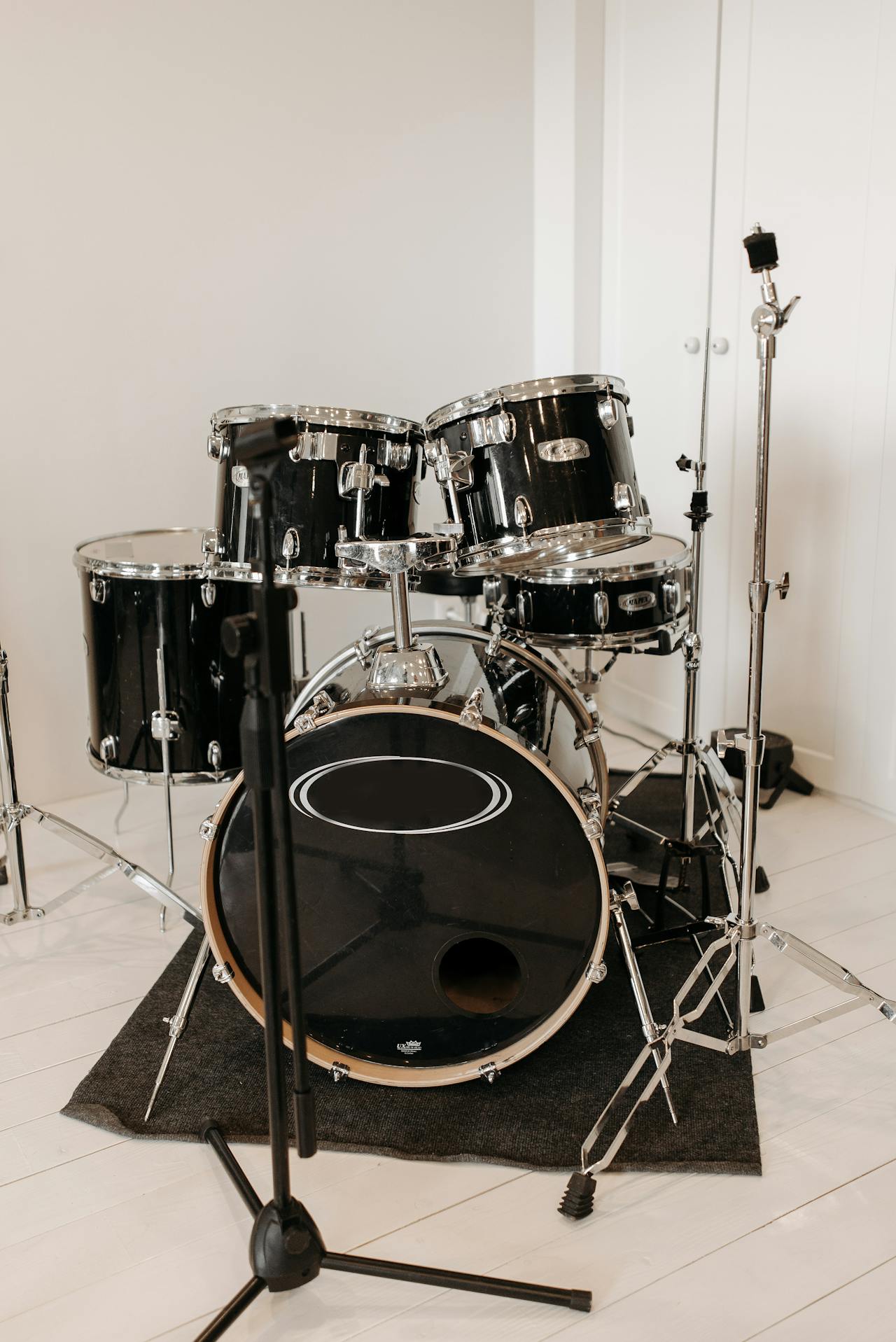 image of another white medium room